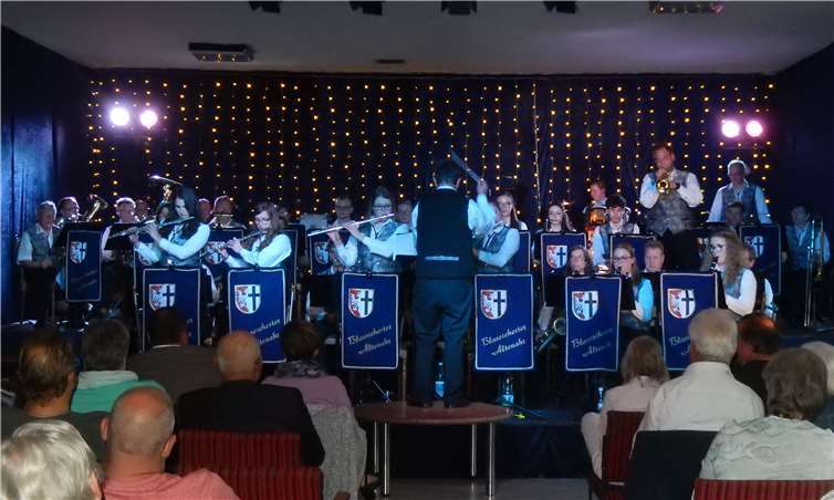 Das Blasorchester Altenahr in voller Besetzung unter Leitung von Dieter Bergmann. Fotos: RU