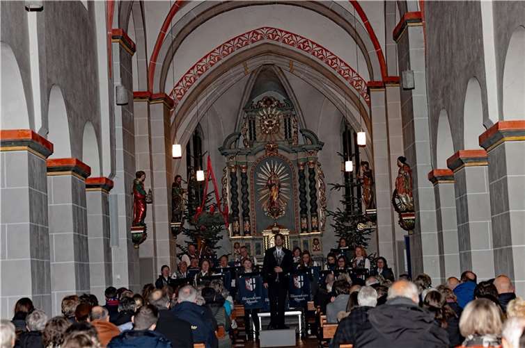 Das Blasorchester Altenahr und der Dirigent István Szebegyinski wurden mit tosendem Applaus belohnt.  Foto: Werner Dreschers
