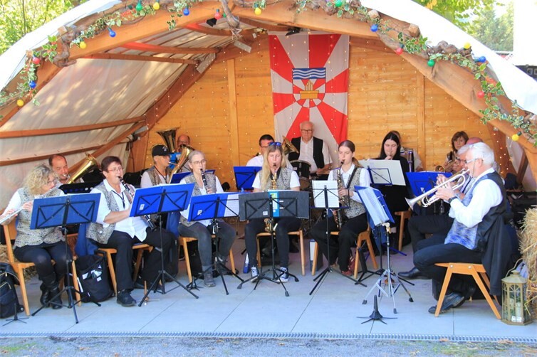 Das Blasorchester Brohltal spielte in der „Konzertmuschel“ für das Publikum auf.