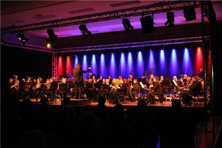 Alte Kameraden und junges Gemüse: Musik verbindet Generationen  Das Blasorchester Daubach präsentierte dem Publikum in der Buchfinkenhalle in Horbach unter der Leitung von Walter L. Born ein abwechslungsreiches Programm. Copyright: Dieter Wick