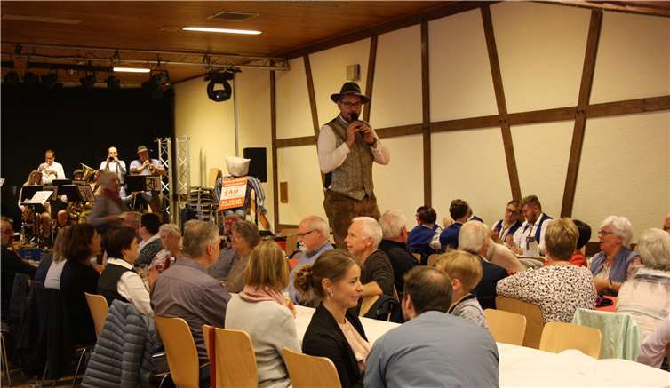 Zwischen Brauchtum, Angebot und Nachfrage Das Blasorchester Hönningen blieb nicht ruhig auf der Bühne sitzen, sondern bot eine Show direkt vom Tisch herab.