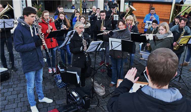Das Blasorchester Maischeid & Stebach begeisterte mit weihnachtlichen Weisen. Fotos: HEP