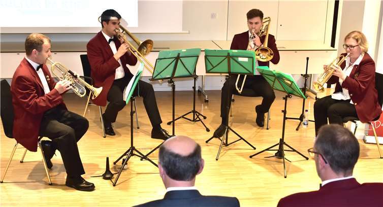 Das Blechbläserquartett des Stadtorchesters sorgtebei der Feierstunde für die passende Musik.