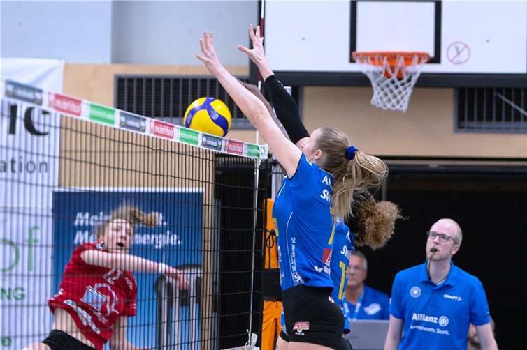 Das Blockspiel, hier mit Rachel Anderson und Sarah Kamarah, sollte wieder für Erfolgsmomente im Neuwieder Spiel sorgen. Fotos: Eckard Schwabe