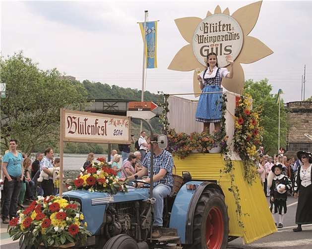 Das Blüten- und Weinparadies Güls grüßte die Zuschauer zum Jubiläums-Blütenfestumzug 2014. US