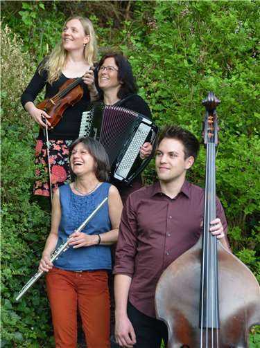 Das Bonner Ensemble AGA+ konzertiert zur Gedenkveranstaltung. Ralf Schönbach