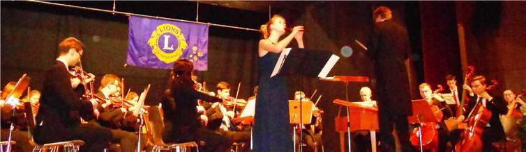 Das Bonner Jugendsinfonieorchester mit seinem Dirigenten Andreas Winnen und der Solistin Janna Schneider. Foto: Erhard Knauer