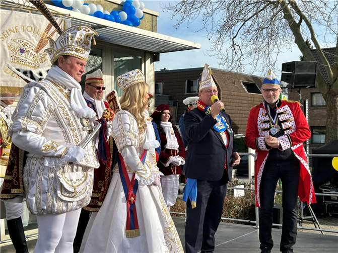 Das Bonner Prinzenpaar Prinz Cornelius I. und Bonna Carina I. nach dem erfolgreichen Rathaussturm. Fotos: Gemeinde Wachtberg/ds