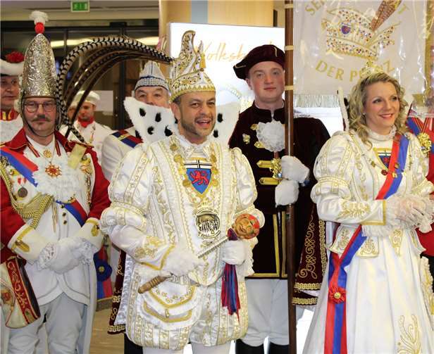 Das Bonner Prinzenpaar Prinz Richard I. und Bonna Katharina III. waren bei der Volksbank RheinAhrEifel eG in Bad Neuenahr zu Gast.