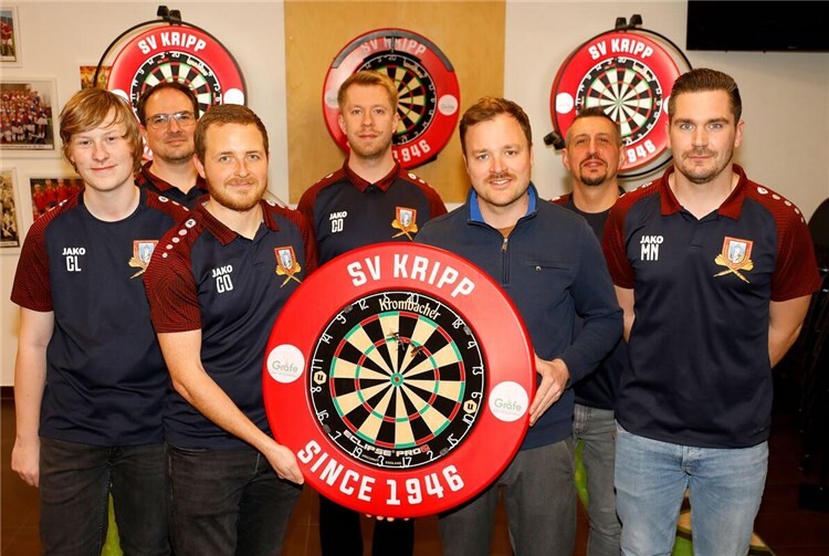 Das Bonner Unternehmen stellte dem Verein insgesamt acht neue Surrounds für die Dartscheiben zur Verfügung.Foto: SV Kripp / Thorsten Stephan