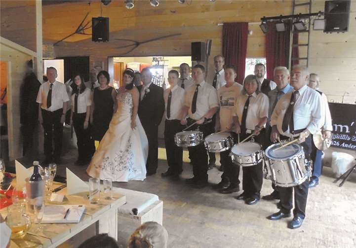 Das Brautpaar Sarah und Michael im Kreise der Spielmannszugfamilie im „Bendorfer Stadl“