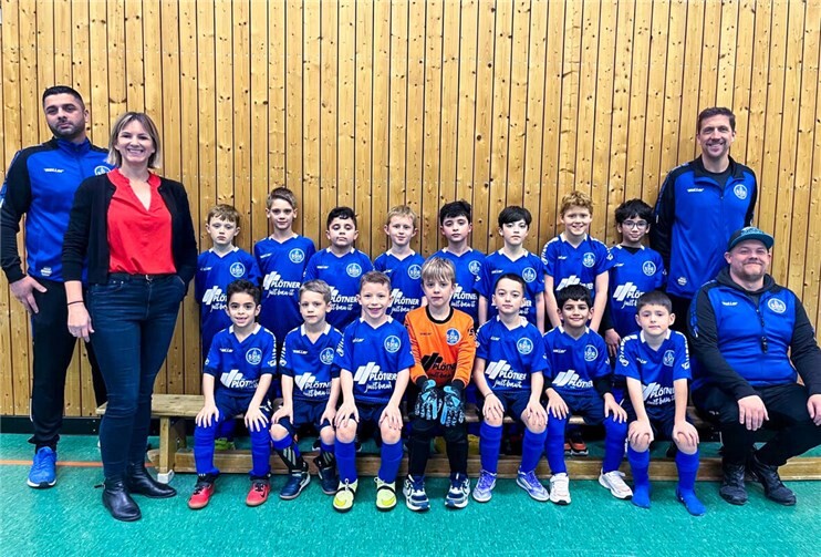 Das Breisiger F-Jugendteam mit seiner Sponsorin.  Foto: A. Lüdtke