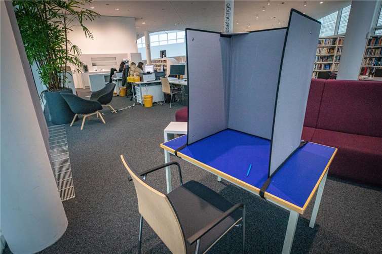 Das Briefwahlbüro im fünften Obergeschoss des Forum Coenfluentes hat seit 6. Februar geöffnet. Hier können Briefwahlunterlagen direkt vor Ort beantragt werden und auch sofort gewählt werden.  Foto: Stadt Koblenz/Andreas Egenolf