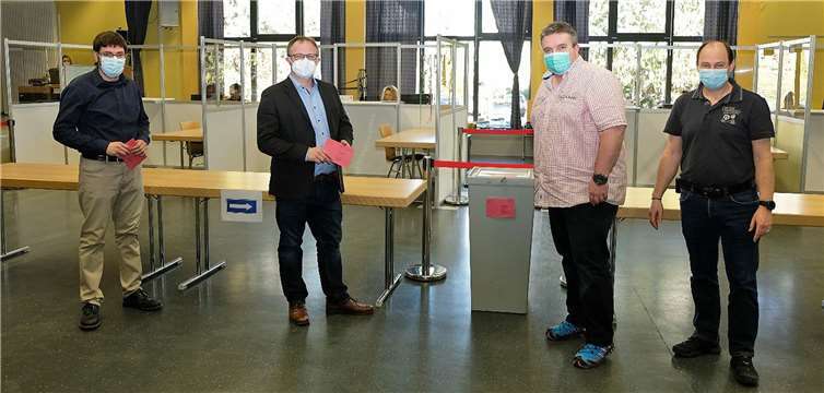 Das Briefwahlbüro ist im Amalie-Raiffeisen-Saal an der Heddesdorfer Straße 33 untergebracht. Projektleiter Walter Thiessen, Oberbürgermeister Jan Einig, Sven Stühn, Leiter des Briefwahlbüros, und der stellvertretende Projektleiter Thomas Kurz haben sich vor Ort getroffen.