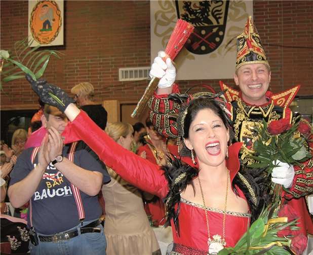Das Brohler Prinzenpaar Arno I. und Nina I. beim festlichen Einzug. FA