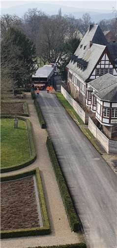 Erste Brückenbauteile wurden angeliefert Das Brückenbauteil wurde zur Schlossseite an den Vorlandbereich transportiert.