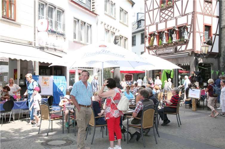 Das Brückenstraßenfest zog bei sonnigem Wetter zahlreiche Besucher an.