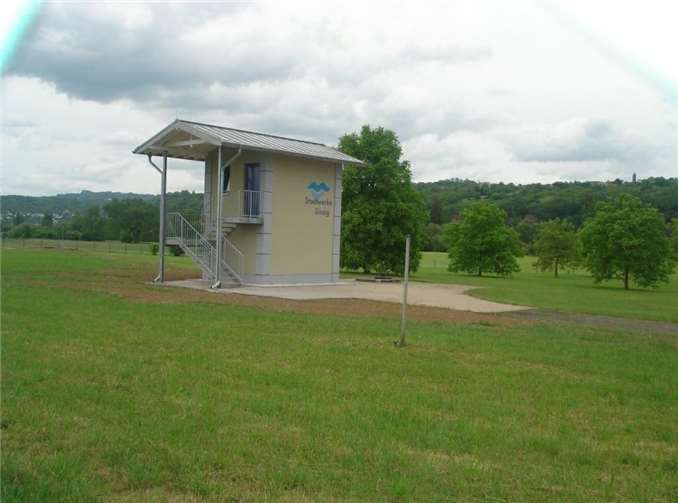 Das Brunnenfeld mit Brunnenhäuschen der Stadtwerke Sinzig.