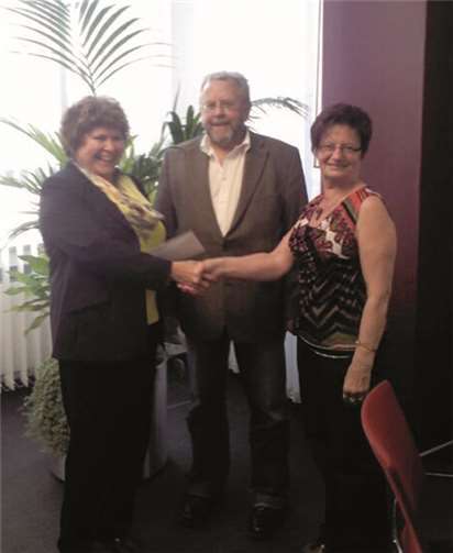 Das Buch über die Geschichte von Rodder hat viele Helfer, unter ihnen Irene Kassing (v.l.), Peter Schmelter und Isolde Schröder. privat