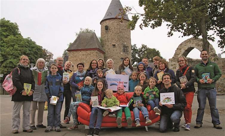 Das Büchereisofa vor dem Hexenturm war schnell besetzt.privat
