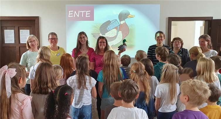 Das Büchereiteam bedankte sich mit Snacks und einer Präsentation zum Buch „Die kleine Ente geht in die Schule“ durch die Autorin Sandra Schneising.  Foto: privat