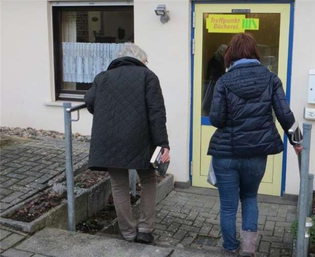 Das Büchereiteam freut sich über das Treppengeländer, das dank der Ortsgemeinde Nentershausen errichtet werden konnte, und über die Lampe im Eingangsbereich, für die die Pfarrgemeinde gesorgt hat. Foto: privat