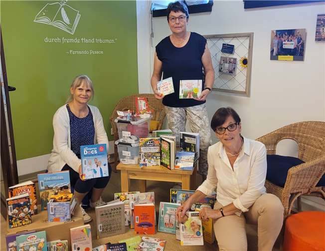 Das Büchereiteam freut sich über die neuen Bücher usw. Foto: privat