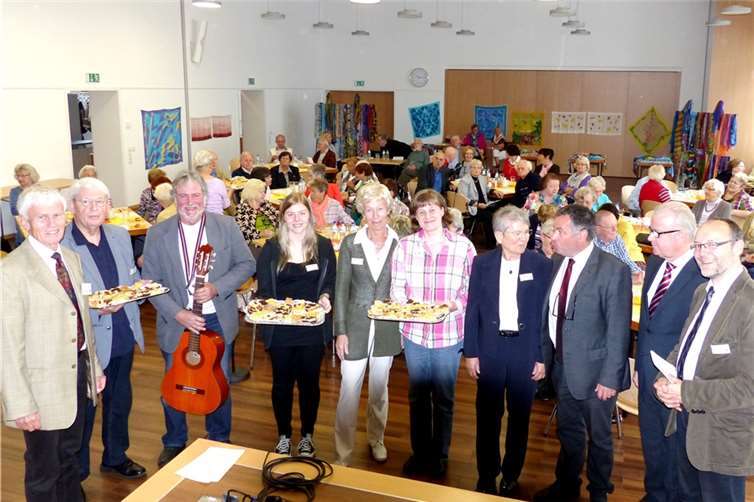Das Büfett verteilten die Organisatoren der Geburtstagsfeier zum zehnjährigen Bestehen des Seniorennetzwerkes an die zahlreichen Besucher.