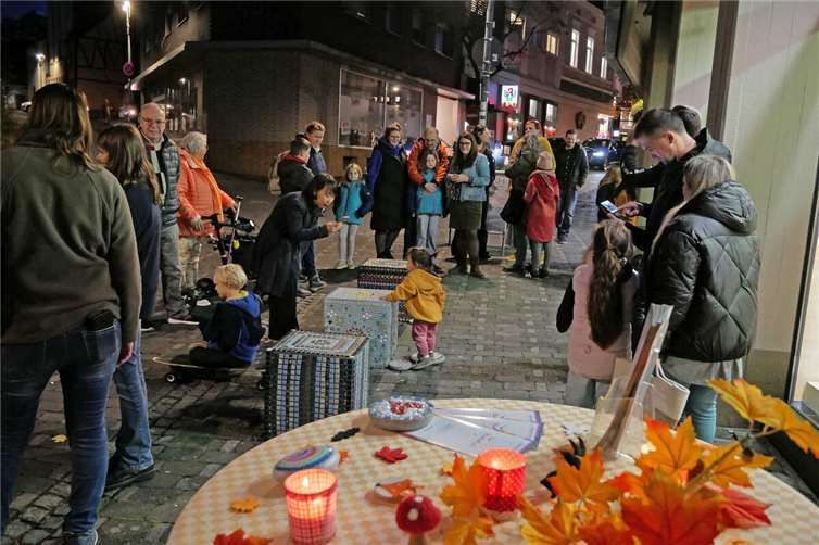 So kann Sinzig zur Mosaikstadt werden Das Bürgerforum Sinzig hatte im Rahmen seines Projektes drei Quader in der Koblenzer Straße mit Mosaiken farbenfroh verschönert. Foto: Aktiplan