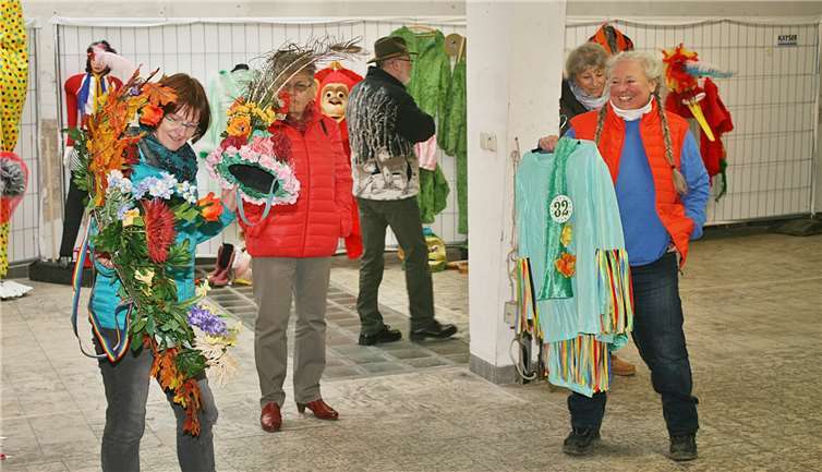 Das Bürgerforum versteigerte die alten Kostüme von Heinz Degen.