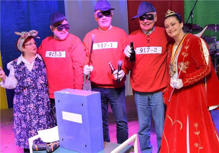 Das Bürgermeister-Dreigestirn als Panzerknacker zusammen mit Prinzessin Astrid I.. -EICH-