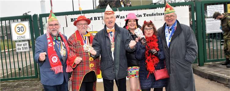 Das Bürgermeister-Dreigestirn mit Vertretern von SPD und FDP wollen die Karnevalisten kräftig unterstützen.