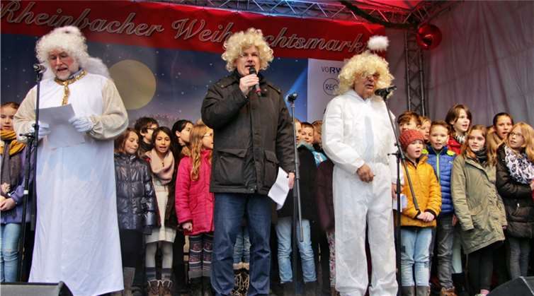 Das „Bürgermeisterdreigestirn“ mit (v.l.) Karl-Heinz Kersthold, Stefan Raetz und Claus Wehage erfüllte ein Gebot des Kernstadtprinzenpaares und sang, verkleidet als Engel, Weihnachtslieder.