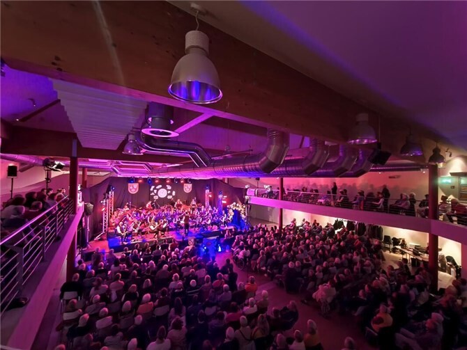 Das Bürgerzentrum war bis auf den letzten Platz gefüllt. Foto: DU