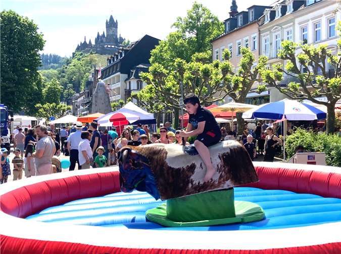 Das Bullenreiten auf dem Bockbrunnenplatz am Fuße der Reichsburg war für wagemutige Kids ein großer Spaß.