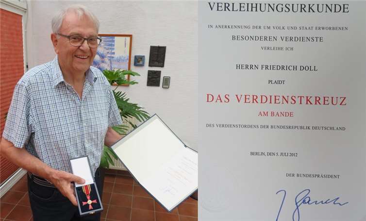 Mit gutem Blick und beherztem Einsatz durchs Leben Das Bundesverdienstkreuz am Bande. Fotos: -MKA-