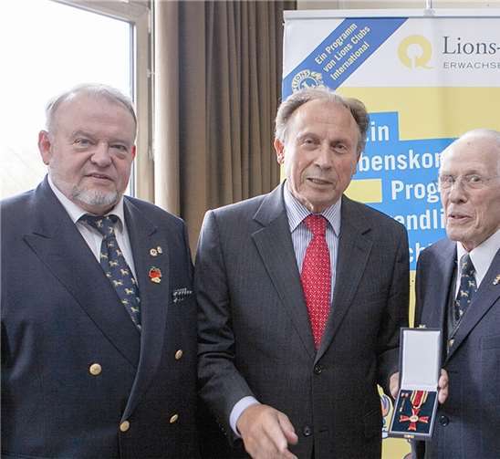 Das Bundesverdienstkreuz am Bande überreichte Vizelandrat Rolf Bausch (Zweiter von links) an das langjährige Lions-Mitglied Hilmar Schneider (Dritter von links) aus Meckenheim. Es gratulierten der Governorrats-Vorsitzende Heinz-Joachim Kersting (links) und Area-Manager Heinrich K. Alles (rechts).  -VJ-