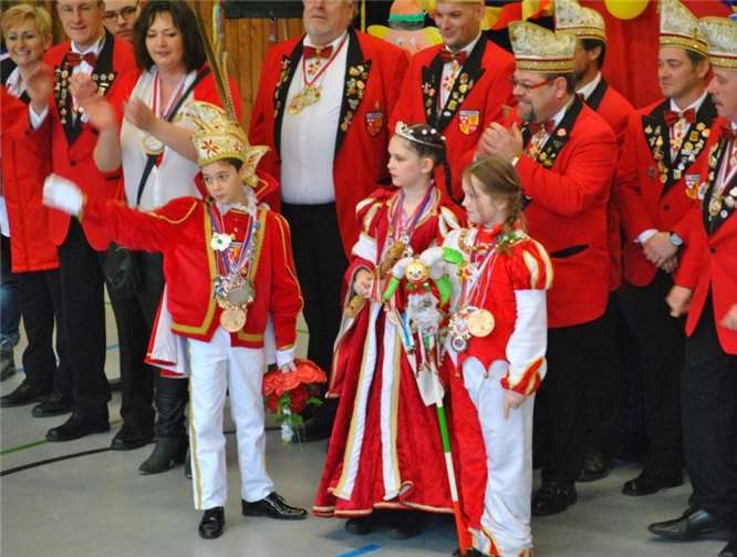 Das Burgbrohler Kinderprinzenpaar ließ es sich natürlich nicht nehmen, ihre Mitschüler zu begrüßen.