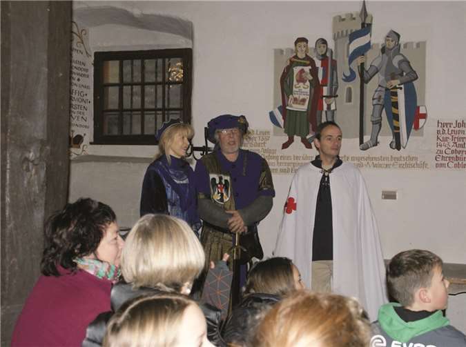 Das Burggrafenpaar Heinrich und Mechthild sowie Burgherr Stefan Gemmel hatten Wissenswertes zu berichten.  privat
