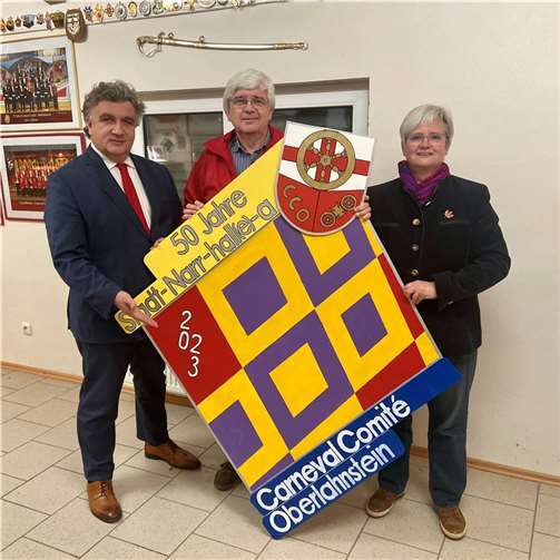 Das CCO-Vorsitzenden-Trio (v.l.n.r.) Thomas Grebel, Helmut Hohl und Eva Bonn , die den Zugabzeichen-Pin auch für die Session 2023 entworfen hat, stellten jetzt das Zugabzeichen der Öffentlichkeit vor.  Foto: CCO