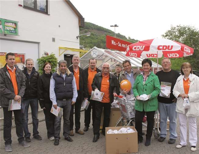 Das CDU-Team Niederzissen verteilte kleine Frühstücksgrüße an Bürgerinnen und Bürger.privat