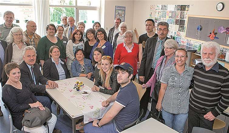 Das Café International im Rheinbacher Jugendzentrum Live in der Bachstraße 2 wurde jetzt in Anwesenheit von Bürgermeister Stefan Raetz und zahlreichen ehrenamtlichen Unterstützern des Flüchtlingshilfekreises Rheinbach offiziell eröffnet. JOST