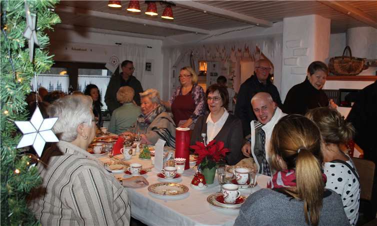 Das Café im Wohnbereich der Familie Weißwar bis auf den letzten Platz und darüber hinaus gefüllt.