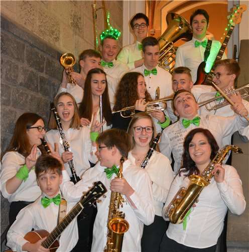 Das „Chaos-Orchester Weibern“ sorgt als Vorgruppe der Räuber für gute Stimmung.