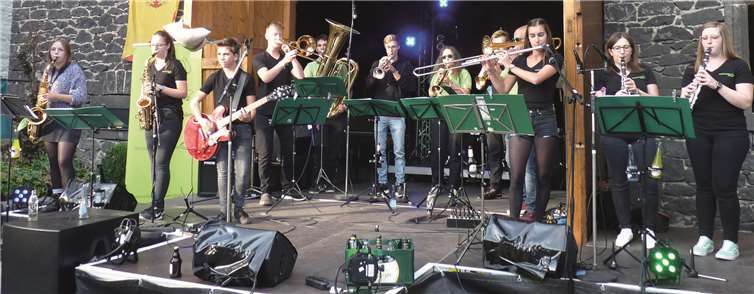 Das Chaos-Orchester aus Weibern heizte die Stimmung vor der Thürer Dorfscheune mächtig an.Fotos: FRE