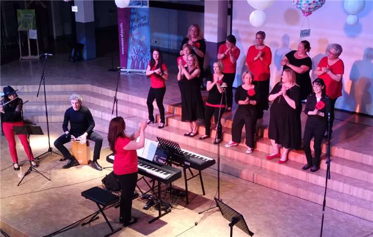 Das Chorensemble VocalThur mit Chorleiterin Ina Hauffe, Igor Margolin (Cajon) und Sylvia Mel-André (Querflöte/Percussion). Foto: privat