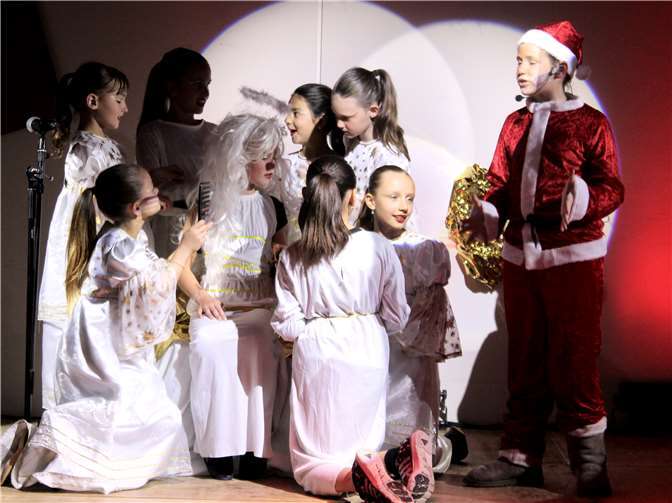 Das Christkind hat klare Prioritäten: Ein perfektes Styling ist ihm wichtiger als das Verteilen von Geschenken.