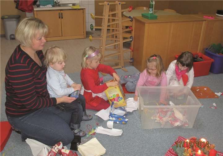 Das Christkind hatte den Kindern der Kita St. Viktor allerlei neue Spielsachen mitgebracht. privat