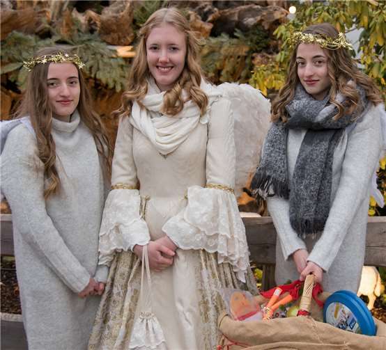 Das Christkindchen mit seinen beiden Engeln hatte viele Fotowünsche zu erfüllen.