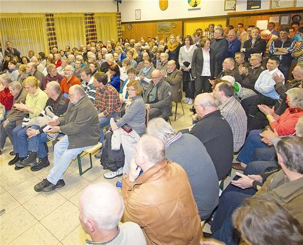 Das Clubhaus in Straßenhaus war brechend voll.
